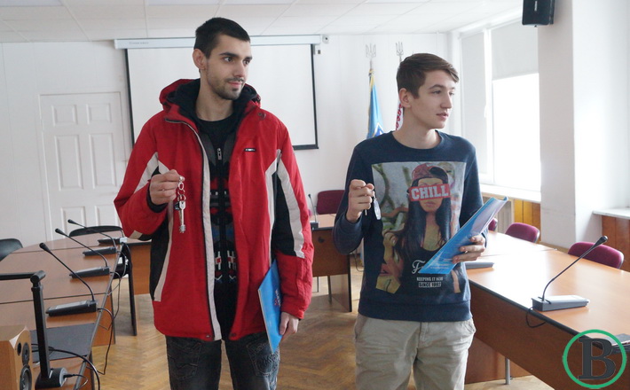 Двоє сиріт у Черкасах отримали ключі від квартир