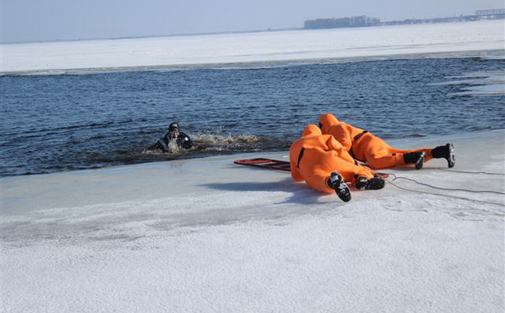 Від берегу відірвало крижину з рибалками: рятувальники провели креативні навчання (ФОТО, ВІДЕО)
