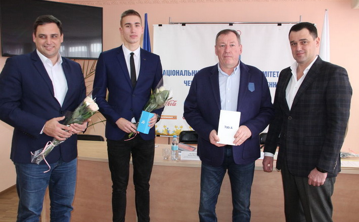 Черкаський спортсмен та його тренер отримали в подарунок сучасну техніку