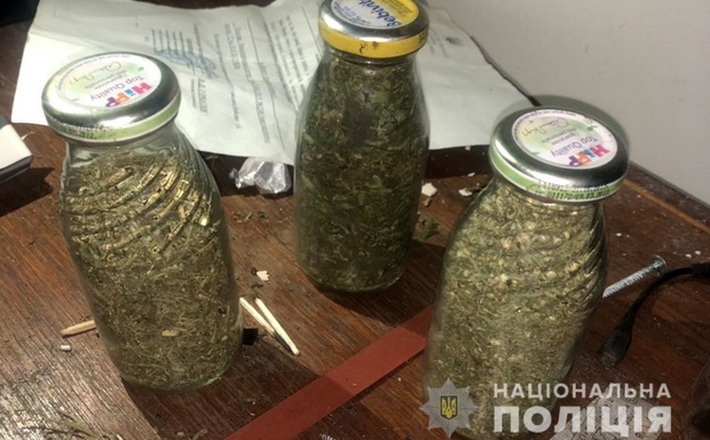 Поліцейські вилучили у чоловіка 3 кг коноплі та пристрій для її куріння