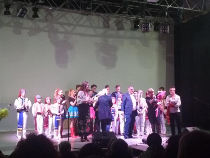 Напередодні 8-го Березня Араік Мкртчян привітав колектив черкаської школи (ВІДЕО)