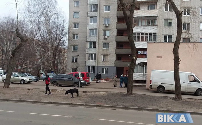 У Черкасах хлопець випав із 9-го поверху і розбився насмерть (ВІДЕО)