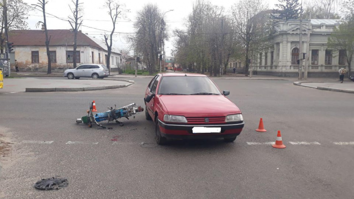 У Черкасах зіштовхнулися автівка та мопед, є постраждалі