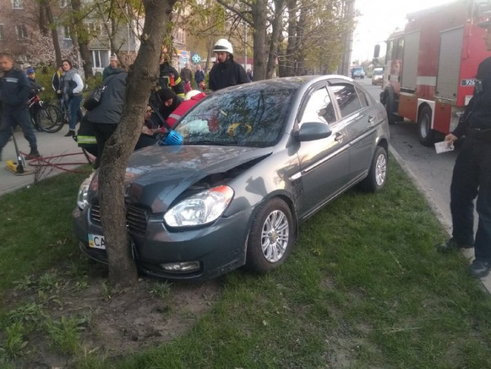 У Черкасах автомобіль врізався у дерево, є постраждалі
