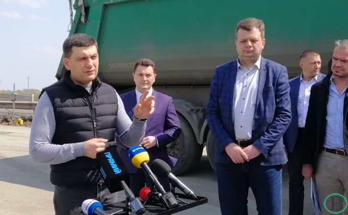 Гройсман під час перевірки ремонту черкаської дороги: “Зруйнованих доріг буде все менше, а збудованих – все більше”