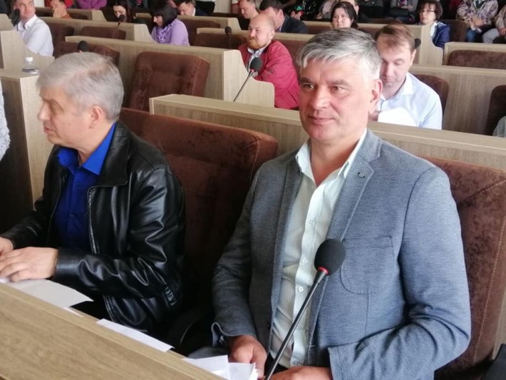 На сесії офіційно представили нового депутата