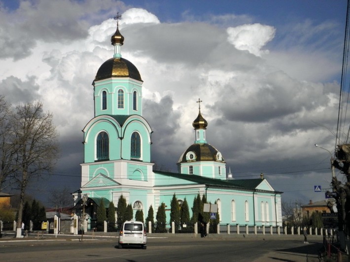 Головною окрасою церковного ансамблю стала дзвіниця, а однією з головних святинь сучасного храму ― Любецька ікона Пресвятої Богородиці. За переказами, сама ікона з’явилася в XI столітті в місті Любечі. Мироточивий список Любецької ікони, написаний у середині XIX столітті, заявився в Умані на початку XX століття. Відомо, що у 30-40 роках XX століття реставрацією ікони займався художник Дмитро Хамелюк. Ікона повернулась в храм, але не надовго тому, що почався період войовничого атеїзму, і в 1935 році храм закрили. В 1989 році церква була відновлена та отримала в дарунок від парафіянки список Любецької ікони Божої Матері. Він дістався їй у спадок від нащадків художника-реставратора Дмитра Хамелюка, яким вдалось зберегти образ Богородиці. В 1999-2002 роках ікона неодноразово мироточила. Інша старовинна ікона цього храму Божої Матері «Скоропослушниця» дивним чином відтворилася на склі кіоту.