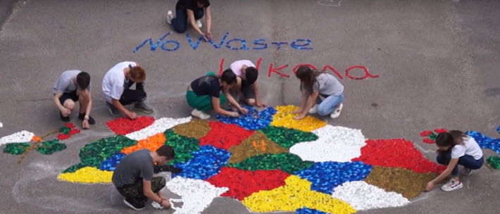 Черкаські школярі виклали імпровізовану карту України із пластикових кришечок (ВІДЕО)