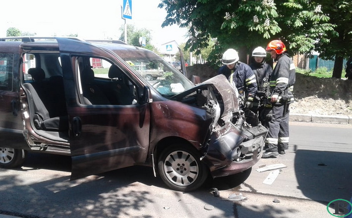 У Черкасах на зупинці автівка врізалася в маршрутку (ФОТО)