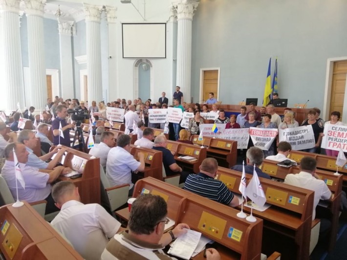 На сесії облради з’ясовували, чи є в залі депутати, повноваження яких достроково припинені
