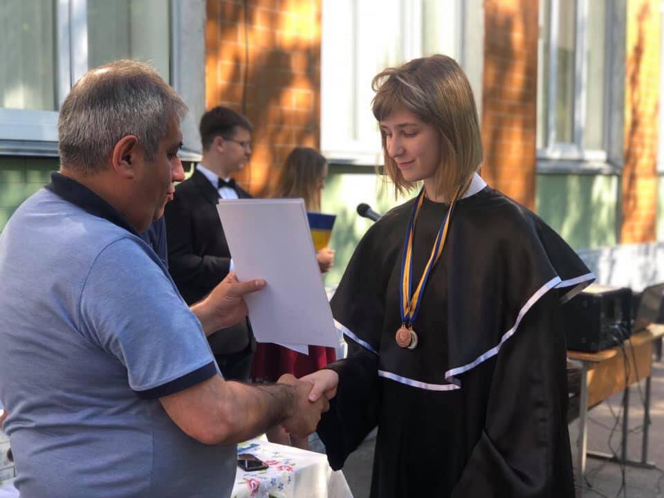 Черкаський підприємець вручив учням-переможцям олімпіад понад 130 іменних стипендій