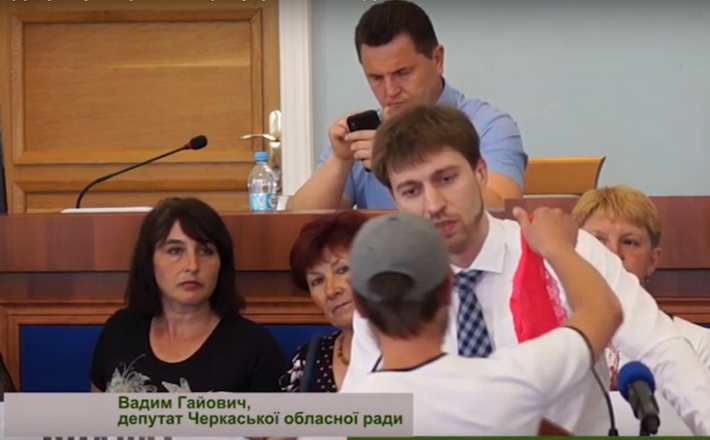Депутату на сесії вручили жіночу спідню білизну (ВІДЕО)