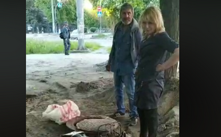 У Черкасах серед білого дня двоє п’яних намагалися викрасти люк (ВІДЕО)