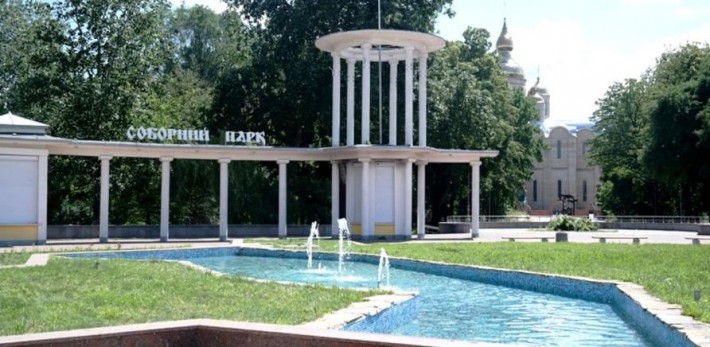 Казковий змій та "Ніжність троянди": черкащанам розповіли про історії водограїв міста