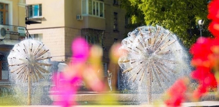 Казковий змій та “Ніжність троянди”: черкащанам розповіли про історії водограїв міста