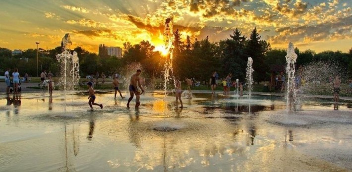 Казковий змій та "Ніжність троянди": черкащанам розповіли про історії водограїв міста