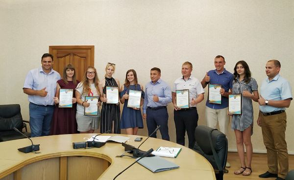 Серед нагороджених обласною премією: 1.Роман Надточій – керівник гуртка Черкаського обласного Центру туризму, краєзнавства і екскурсій учнівської молоді Черкаської обласної ради. Протягом 2018 року Роман долучався до організації та проведення проектів «Андріївські вечорниці -2018», «Цикл практичних семінарів для молоді в Черкаській області на 2018 рік», «Фестиваль тімбілдінгу SUMMER CHALLENGE-2018», Всеукраїнський семінар «Кращі практики волонтерства UA-2018». 2.Катерина Хребтак – студентка Східноєвропейського університету, член громадської організації «Фонд розвитку Шевченків край». Катерина є організатором та ко-тренером в міській «Школі волонтерів», організатором в першому міському молодіжному ХАБІ «Ризикова ХАТА», яка сприяє творчій самореалізації молоді міста, їх інтелектуальному, духовному і фізичному розвитку, підготовки до активної професійної та громадської діяльності. Вона вдало налагоджує партнерські стосунки, будує ефективну комунікацію, прикладом цього стало партнерство та реалізація спільних проектів з Білал Ямак, який є волонтером Корпусу Миру в Україні. Катерина Чупіна – випускниця Уманського державного педагогічного університету ім. П. Тичини. Протягом останніх років була учасницею загальноміського проекту «Академія молодіжного лідера» та Всеукраїнського проекту «Молодь змінить Україну», у 2018 році обрана заступником голови молодіжної ради м. Умань. 4.Артем Верчик – член Золотоніської міської молодіжної громадської організації. активний волонтер у проведенні міських літніх таборів для дітей та молоді («Громадська школа «Відповідальність. Активність. Молодість.», «Майстерня Успіху»), які проходили влітку 2018 року за підтримки виконавчого комітету Золотоніської міської ради та спільно з волонтерами Корпусу Миру США; 5.Олег Кравченко – вчитель історії та правознавства Чигиринського навчально-виховного комплексу «Дошкільний навчальний заклад спеціалізована школа І-ІІІ ступенів №2». Ініціатор створення шкільного музею народознавства «Українська світлиця». Член молодіжної організації «Молодь у сучасному світі». Керівник шкільного історико-туристсько-краєзнавчого гуртка «Скіф». Розробив туристичний маршрут для учнів по Чигиринщині. 6.Євген Литвин – керівник ВІА «Філософія серця»Канівського міського будинку культури. Ініціатор проведення фольклорної експедиції селами Канівщини по вивченню весільно-обрядової творчості. Активний учасник ГО «Благодійний Фонд «Тарасова земля», мета якої збереження та популяризація місць пов’язаних з перебуванням Великого Кобзаря на Канівщині. 7.Олександра Вільчик – учениця 10-го класу Тернівської загальноосвітньої школи І-ІІІ ступенів Смілянської районної ради. Неодноразова переможниця районного та обласного етапів Всеукраїнської військово-патріотичної гри «Сокіл» («Джура»).