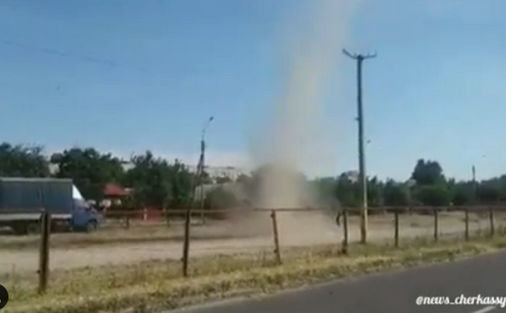 У Черкасах біля однієї з шкіл пройшов торнадо (ФОТО)