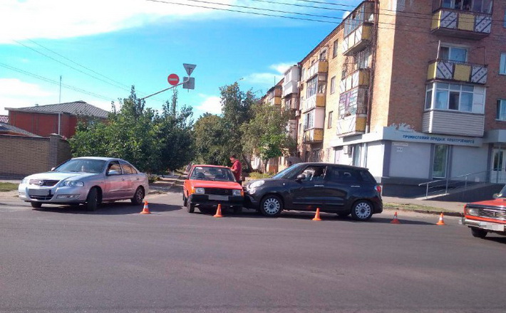 У Черкасах на перехресті вулиць зіткнулися дві автівки