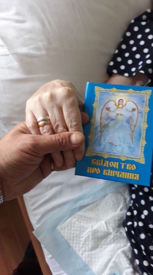 Черкащанин повінчався зі своєю тяжкохворою жінкою у хоспісі