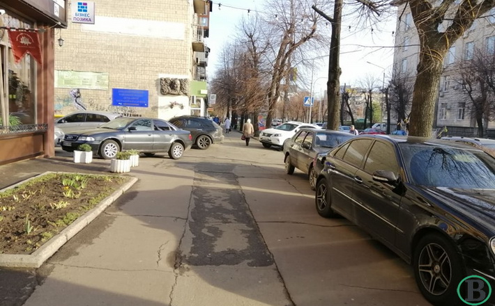 на тротуарі 2