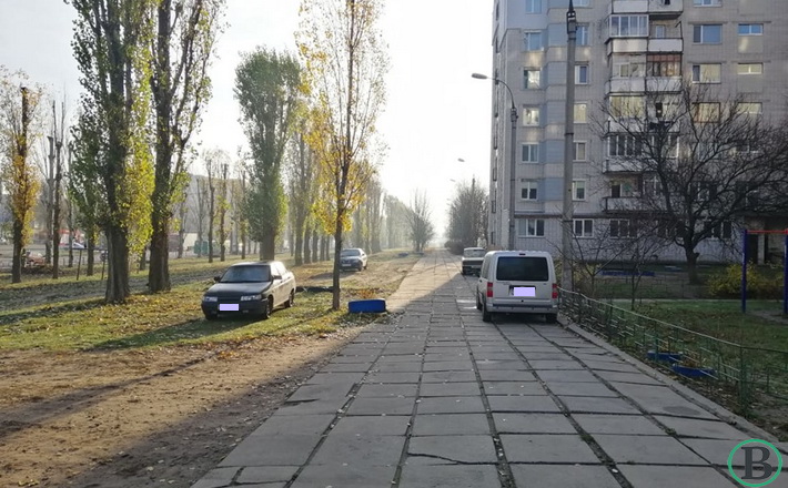 у дворі 3