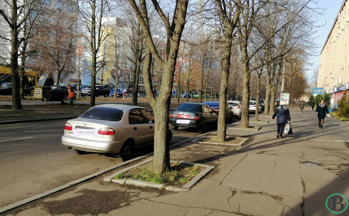 вздовж бульвару