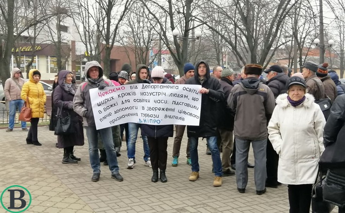 Члени кооперативу “Дніпро-2003” просять не виселяти їх із бази вчителів