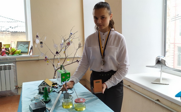 Із турботою про екологію: уманчанка виготовила цифровий прилад для вивчення якості бензину