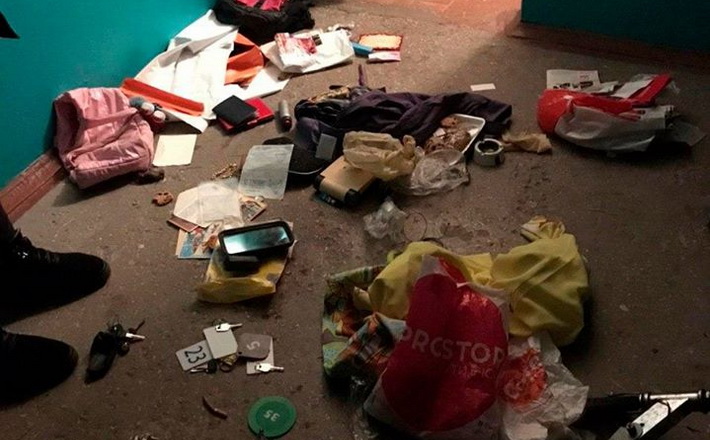 У під’їзді черкаської багатоповерхівки знайшли жінку зі шприцами, самокатом та мотлохом (ФОТО)