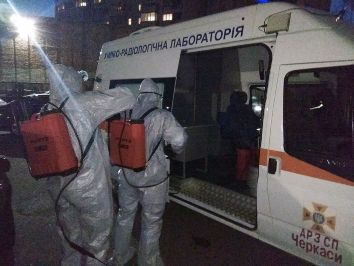 Черкаські рятувальники дезінфікували дев’ятиповерхівку, де мешкає жінка, яка повернулась з Італії