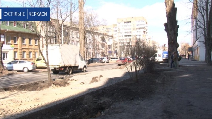 Мешканці черкаської багатоповерхівки проти будівництва автостоянки (ВІДЕО)