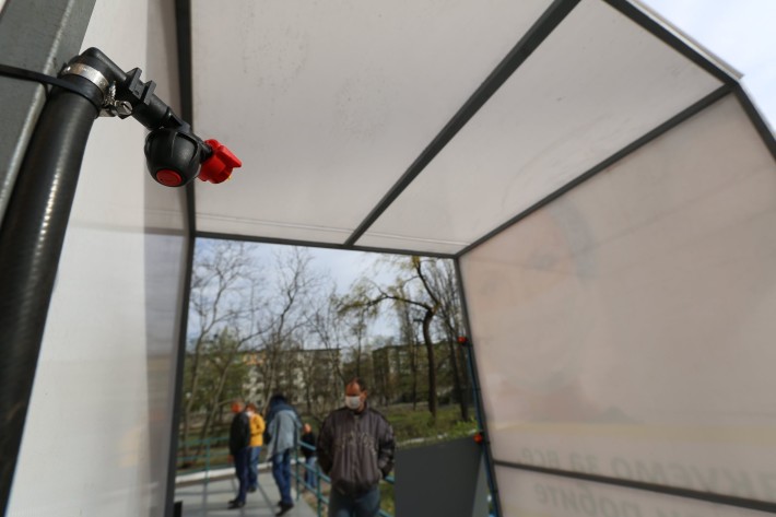 В інфекційній лікарні встановили рамку для знезараження медиків, що контактують з хворими