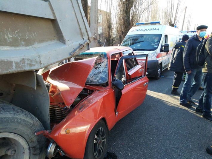 ДТП у Черкасах: з понівеченої автівки медики рятували чотирьох постраждалих