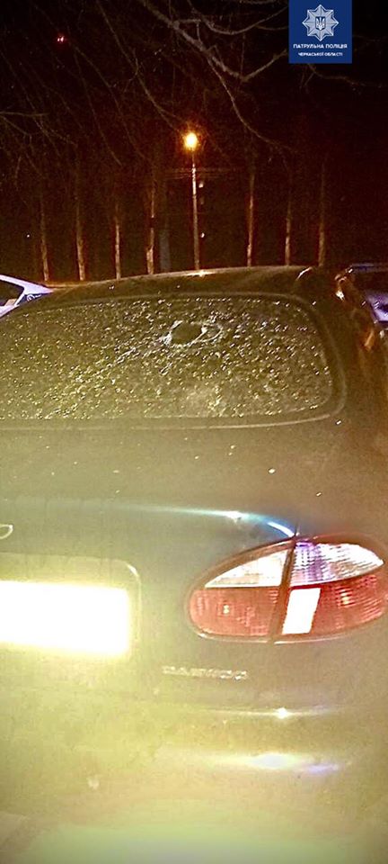 П’яний черкащанин розбив пляшкою скло на автомобілі