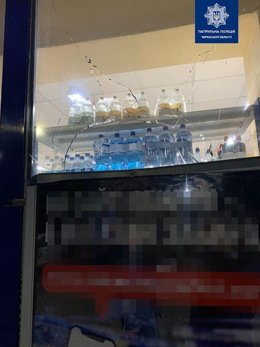 Черкащанин розбив цеглиною вітрину продуктового магазину