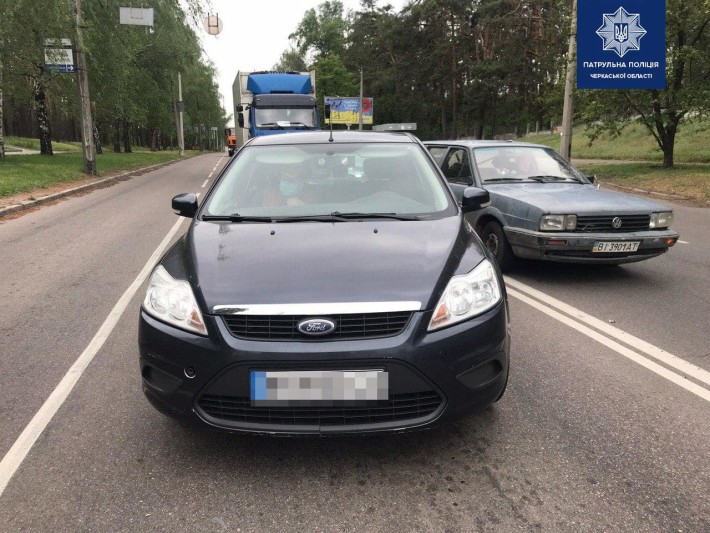У Черкасах водій “Ford Focus”, який виїхав на червоний сигнал світлофора, спричинив ДТП