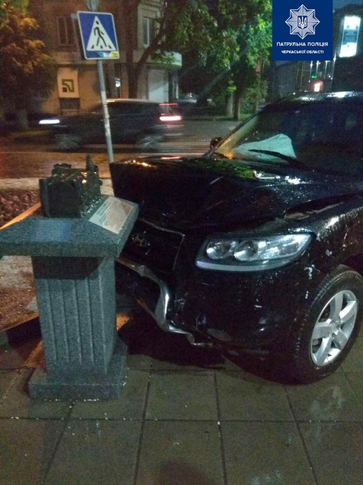Черкаські патрульні виявили підроблені документи у водія, який потравив у ДТП