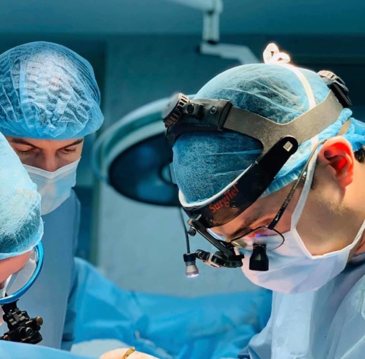 У Черкаському обласному кардіологічному центрі вперше провели операцію пацієнту, який одужав від COVID-19