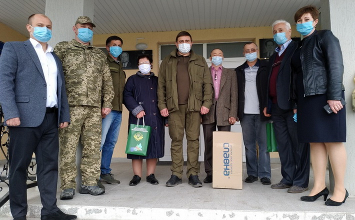 Медики Чорнобаївщини отримали безконтактні термометри і захисні костюми