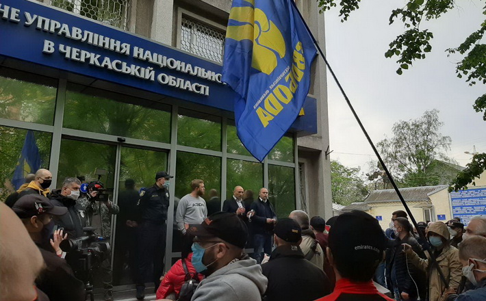 Під ГУНП мітингували черкащани, які вимагали припинити тиск на міськвиконком через послаблення заборон для роботи підприємців