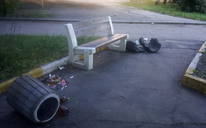 У Черкасах на алеї Путейка невідомі зруйнували урни (ФОТОФАКТ)