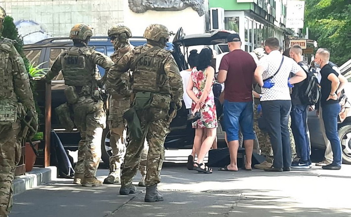 СБУ в центрі міста проводить спецоперацію по затриманню членів ОЗГ (ФОТО, ВІДЕО)
