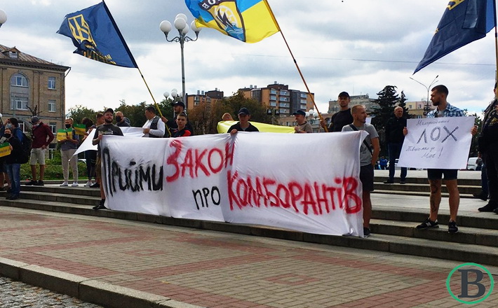 Без агресії: на площі перед Черкаською ОДА активісти чекають на Зеленського (ФОТО)