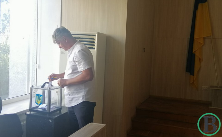 Не проголосували: Нищик досі залишається депутатом і секретарем міської ради (ВІДЕО)