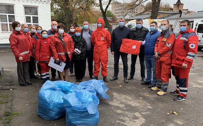 Медикам Черкас передали півтори сотні медичних костюмів
