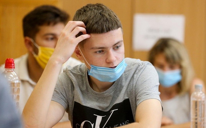 Через заборонені предмети чотирьох випускників відсторонили від ЗНО