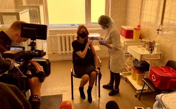 У Черкасах за залишковим принципом почали вакцинувати публічних осіб