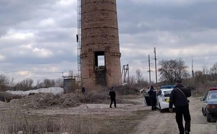 Жашківчанин хотів стрибнути зі 100-метрової труби через сварку з дівчиною
