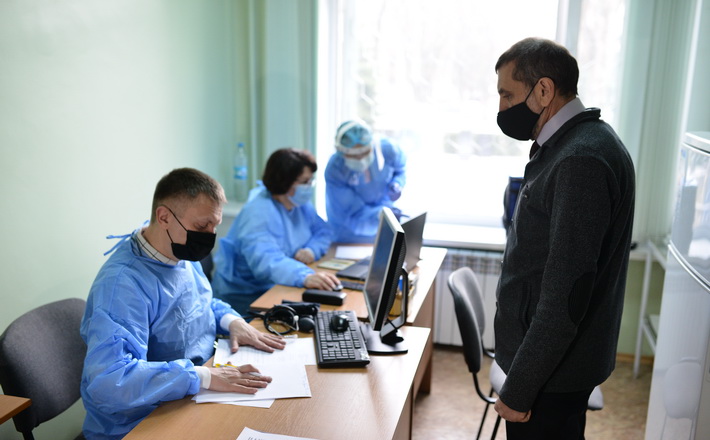 200 вчителів Черкас щеплять від коронавірусу. Першим вакцинували начальника Управління освіти